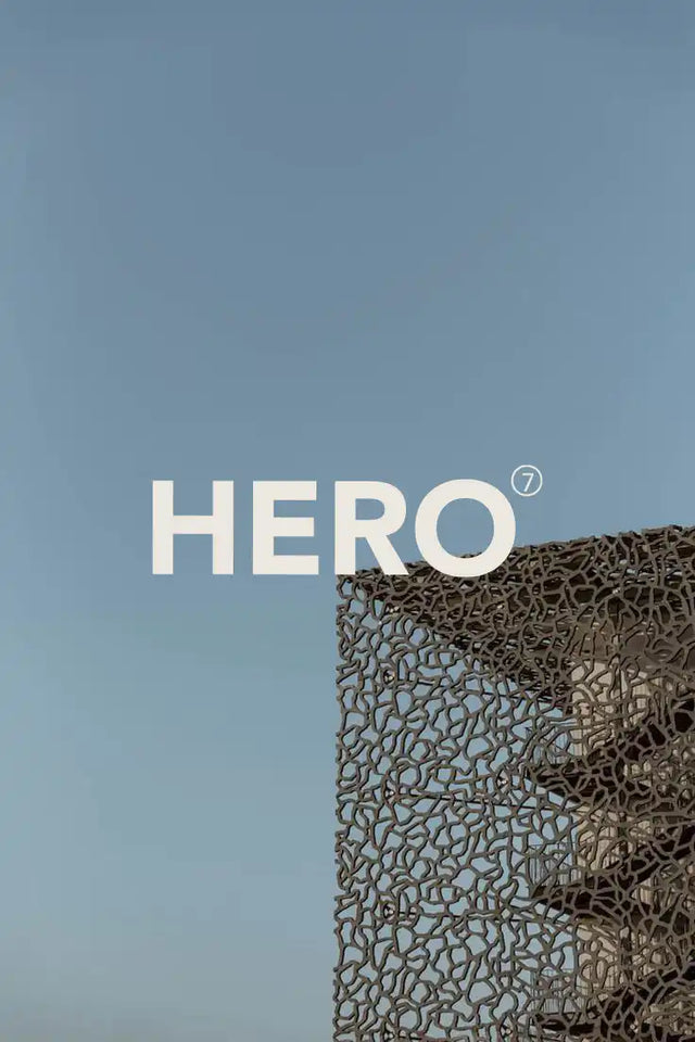 Pièce d'art mural tissée marron avec des motifs géométriques et un design moderne.