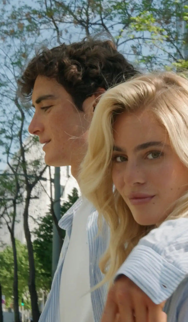 Deux jeunes gens en chemises à rayures.