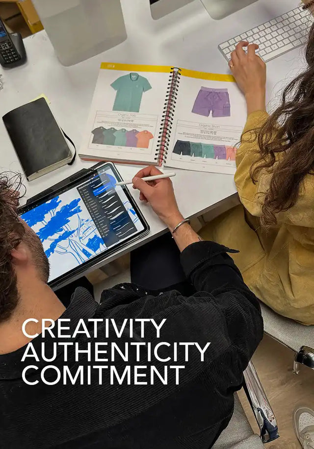 Espace de travail de conception montrant une tablette avec des œuvres d'art numériques et un cahier affichant des croquis de vêtements.